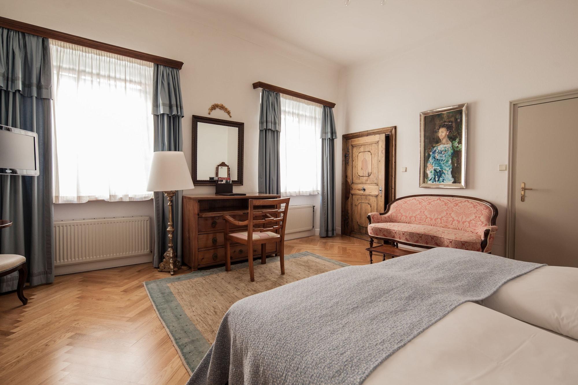 Schlossberghotel Грац Экстерьер фото A room at the hotel