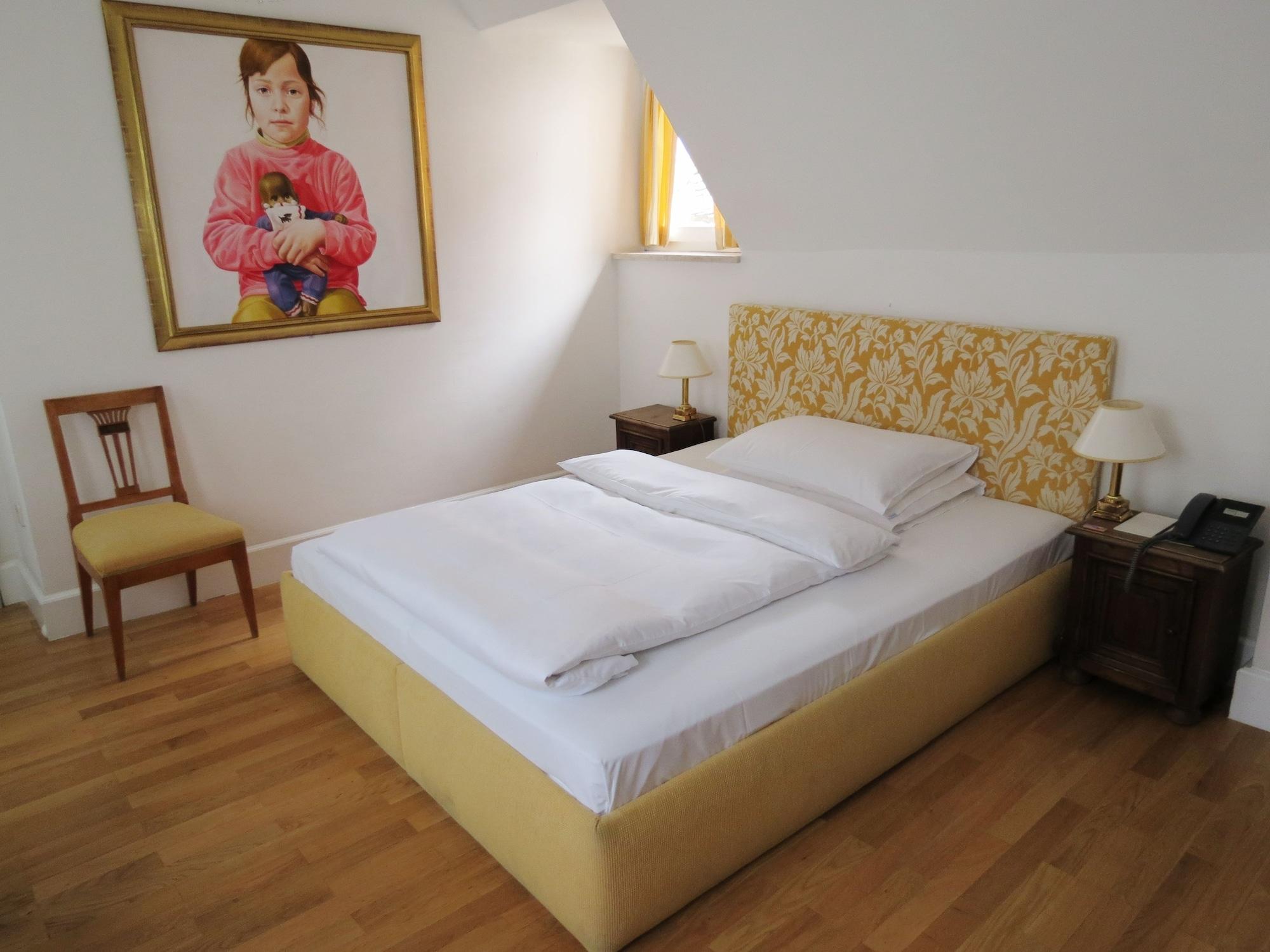 Schlossberghotel Грац Экстерьер фото A guest room at the hotel