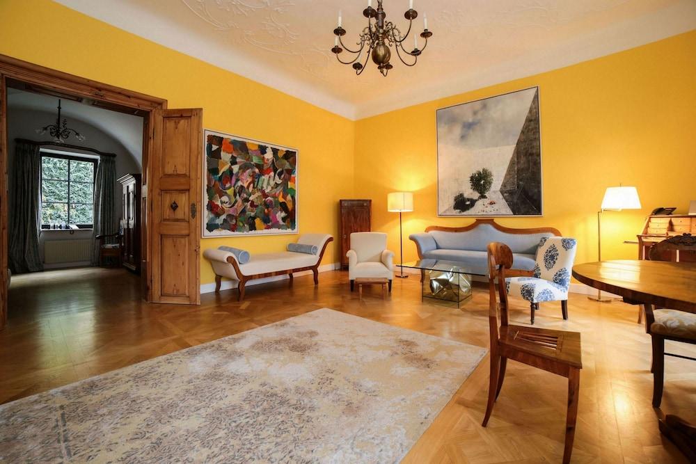 Schlossberghotel Грац Экстерьер фото Interior of the villa