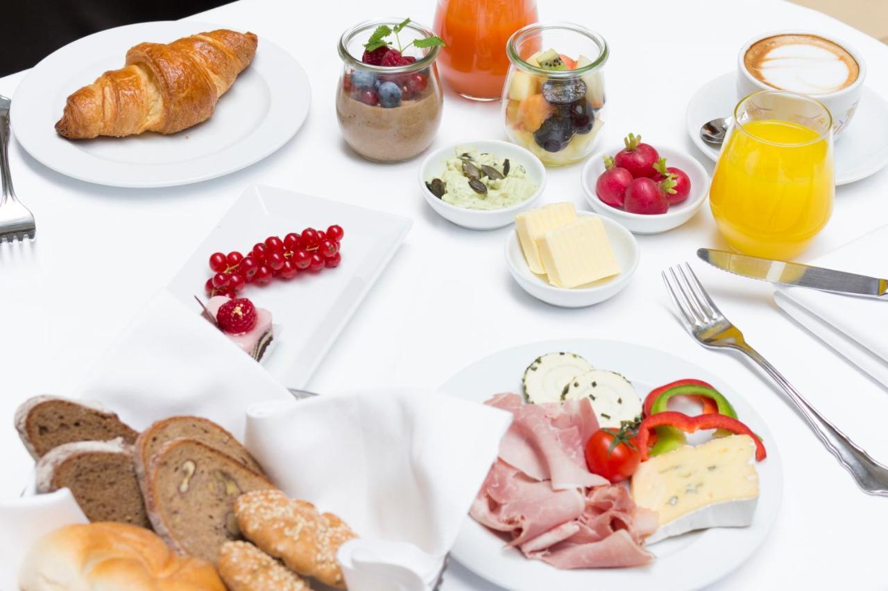 Schlossberghotel Грац Экстерьер фото A typical continental breakfast