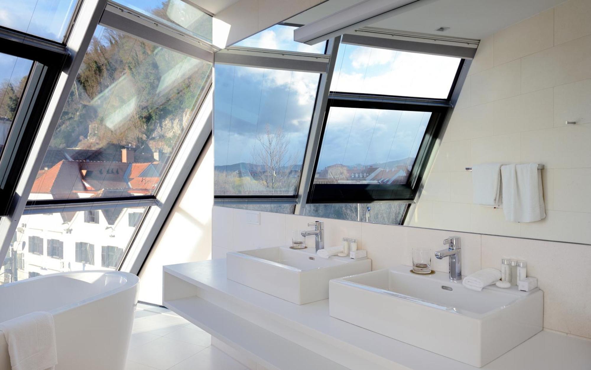 Schlossberghotel Грац Экстерьер фото Roof windows in a bathroom