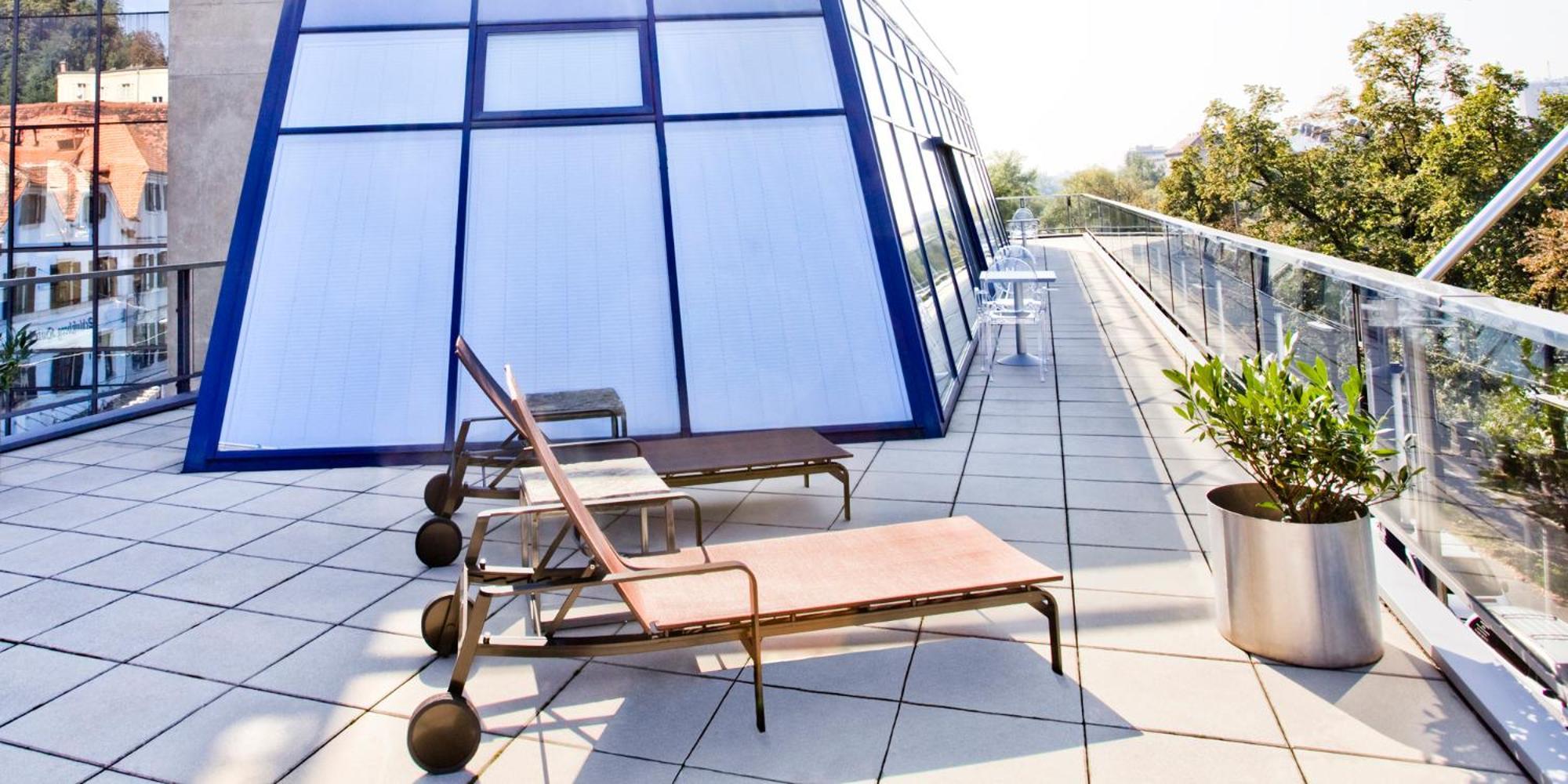 Schlossberghotel Грац Экстерьер фото A sunlounger