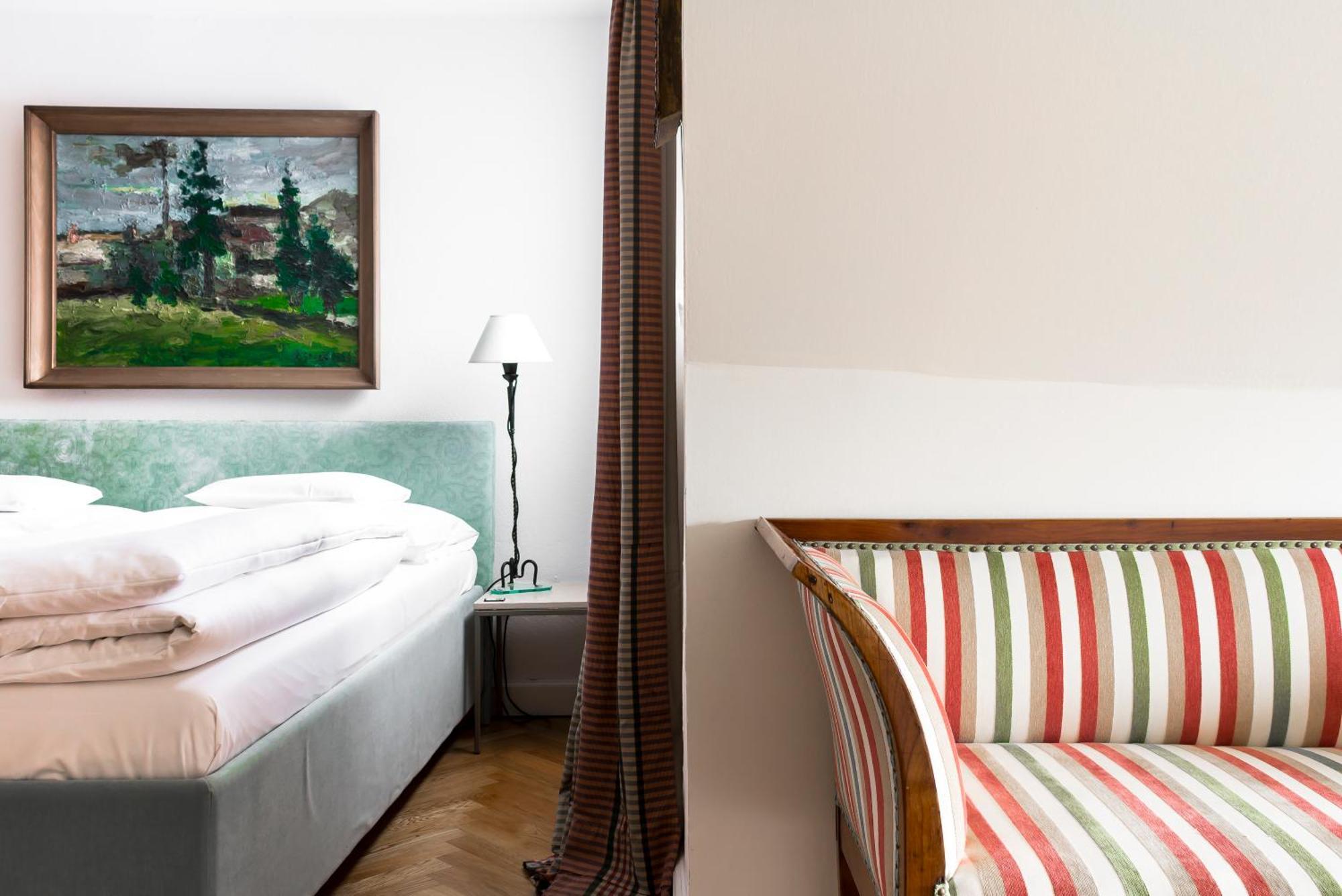 Schlossberghotel Грац Экстерьер фото A harp in a hotel room