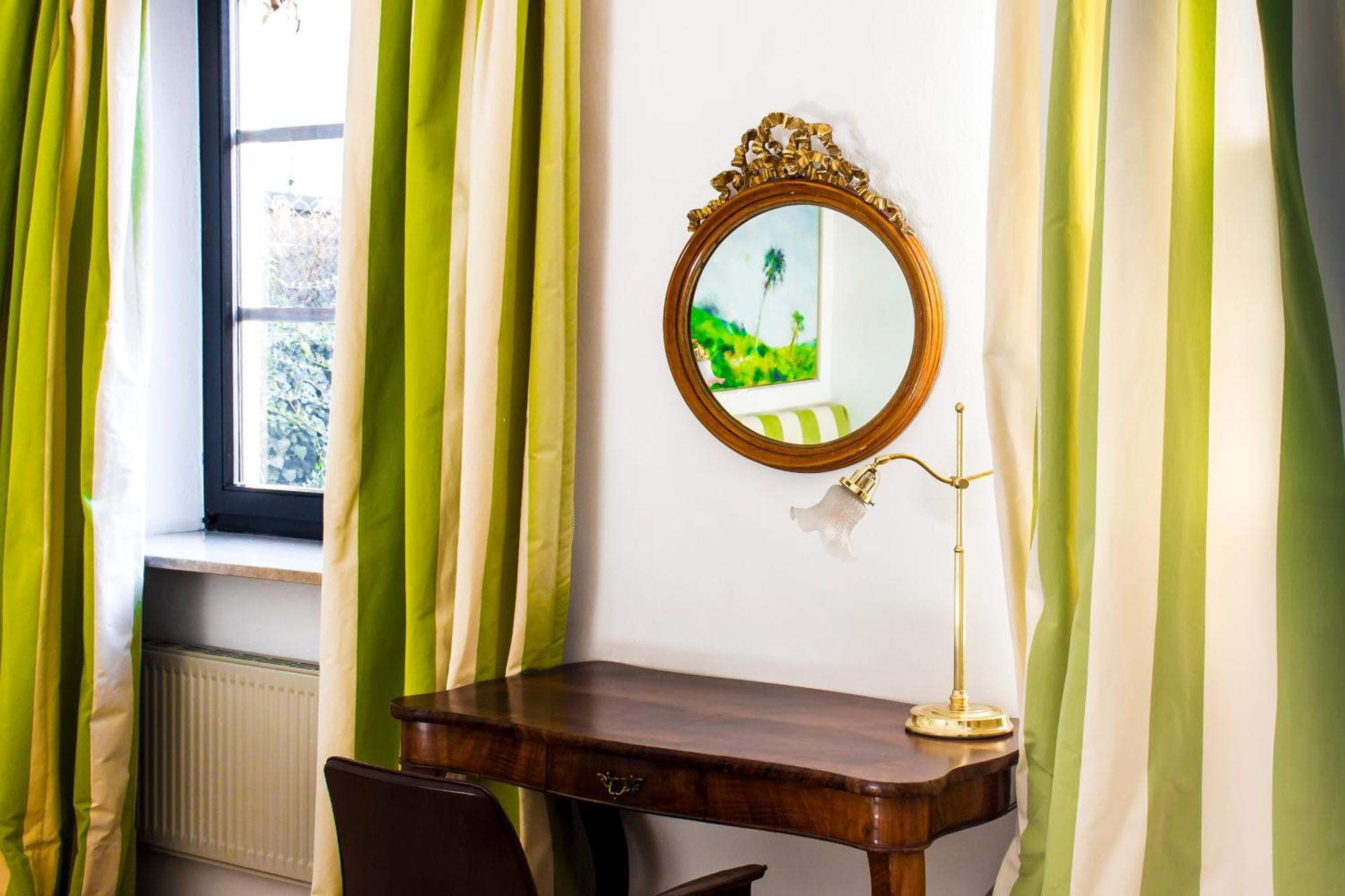 Schlossberghotel Грац Экстерьер фото Curtains in a bedroom
